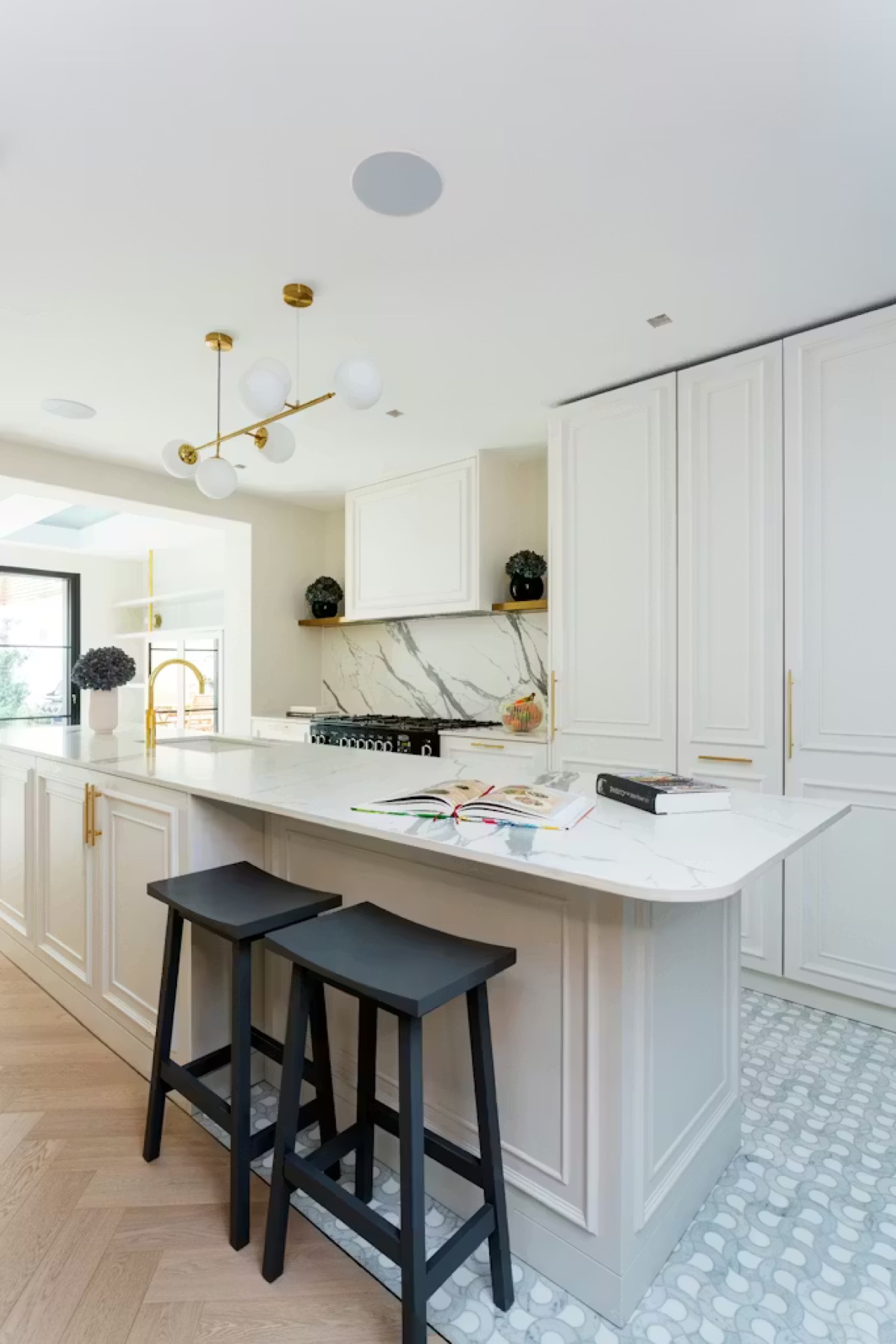 Gloucester Walk — kitchen island angle