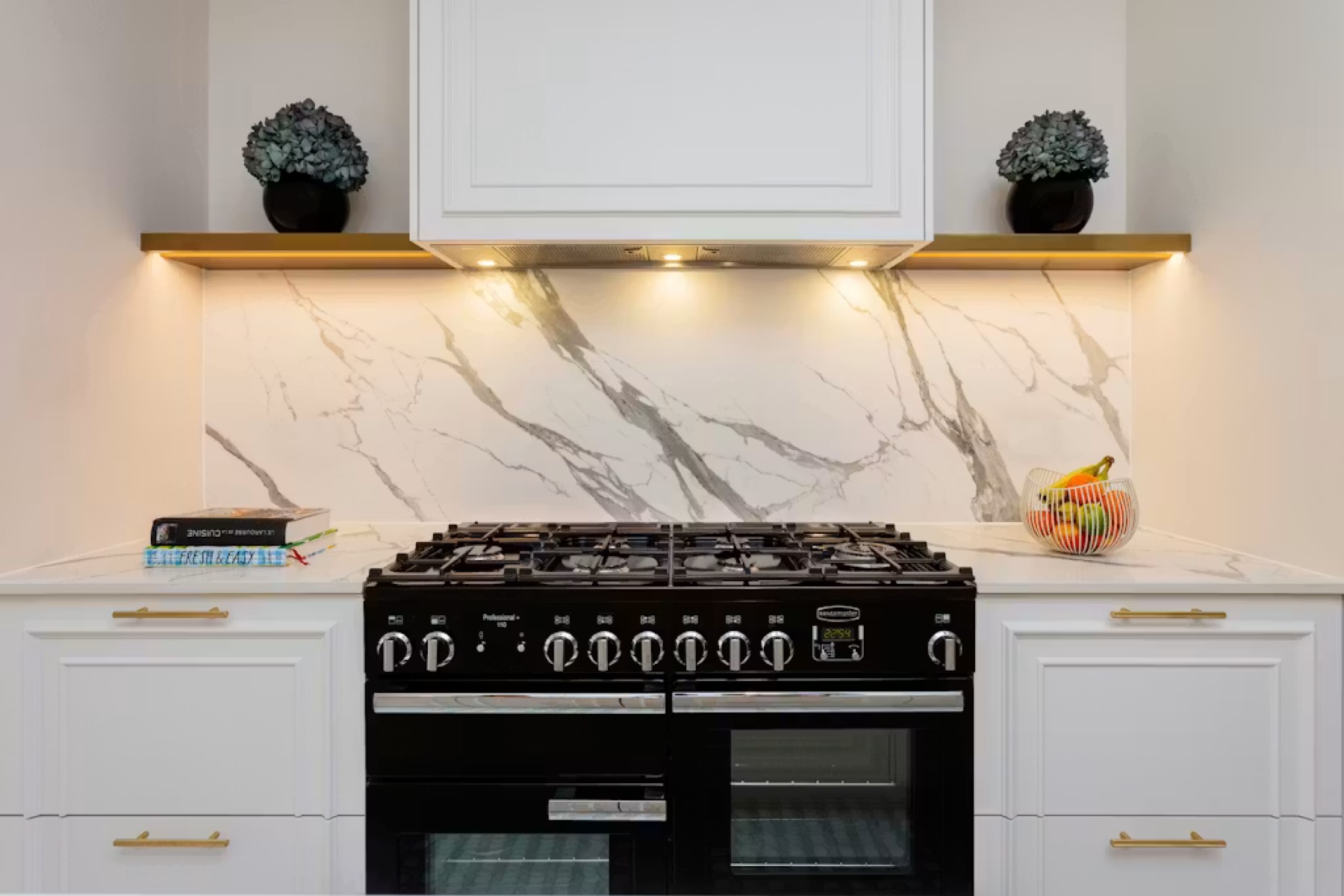 Gloucester Walk — range cooker with marble splashback